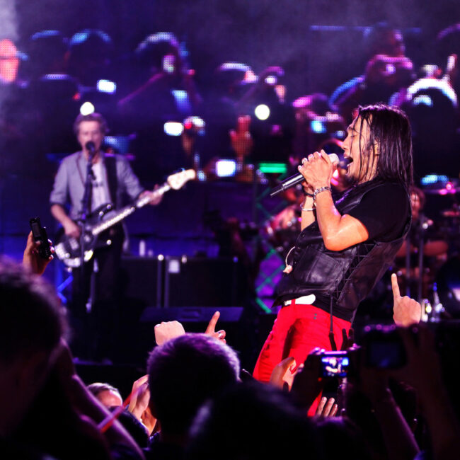 Arnel Pineda on stage singing to a large crowd