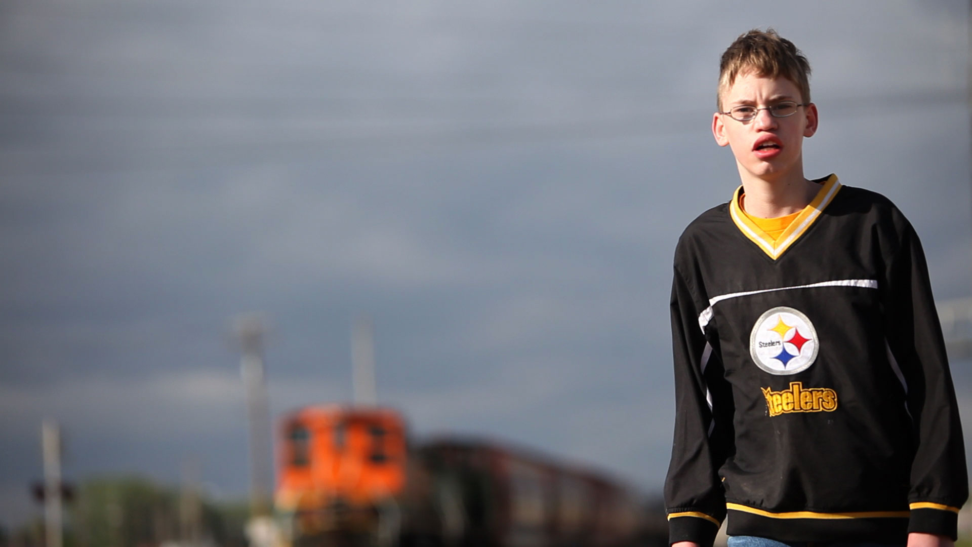 Alex Libby walks along street in Pittsburgh Steelers jersey