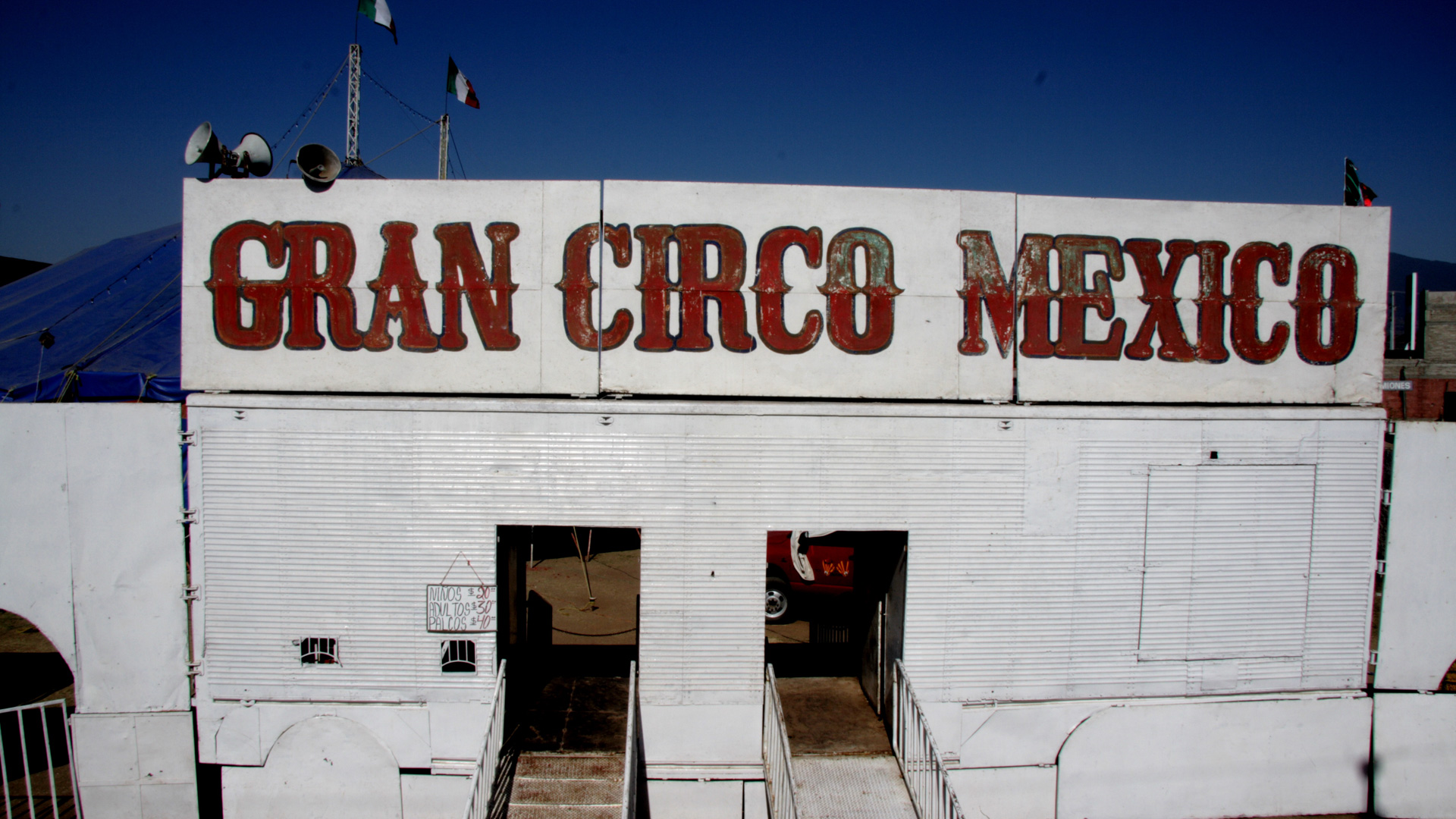 White trailer with sign reading Gran Circo Mexico