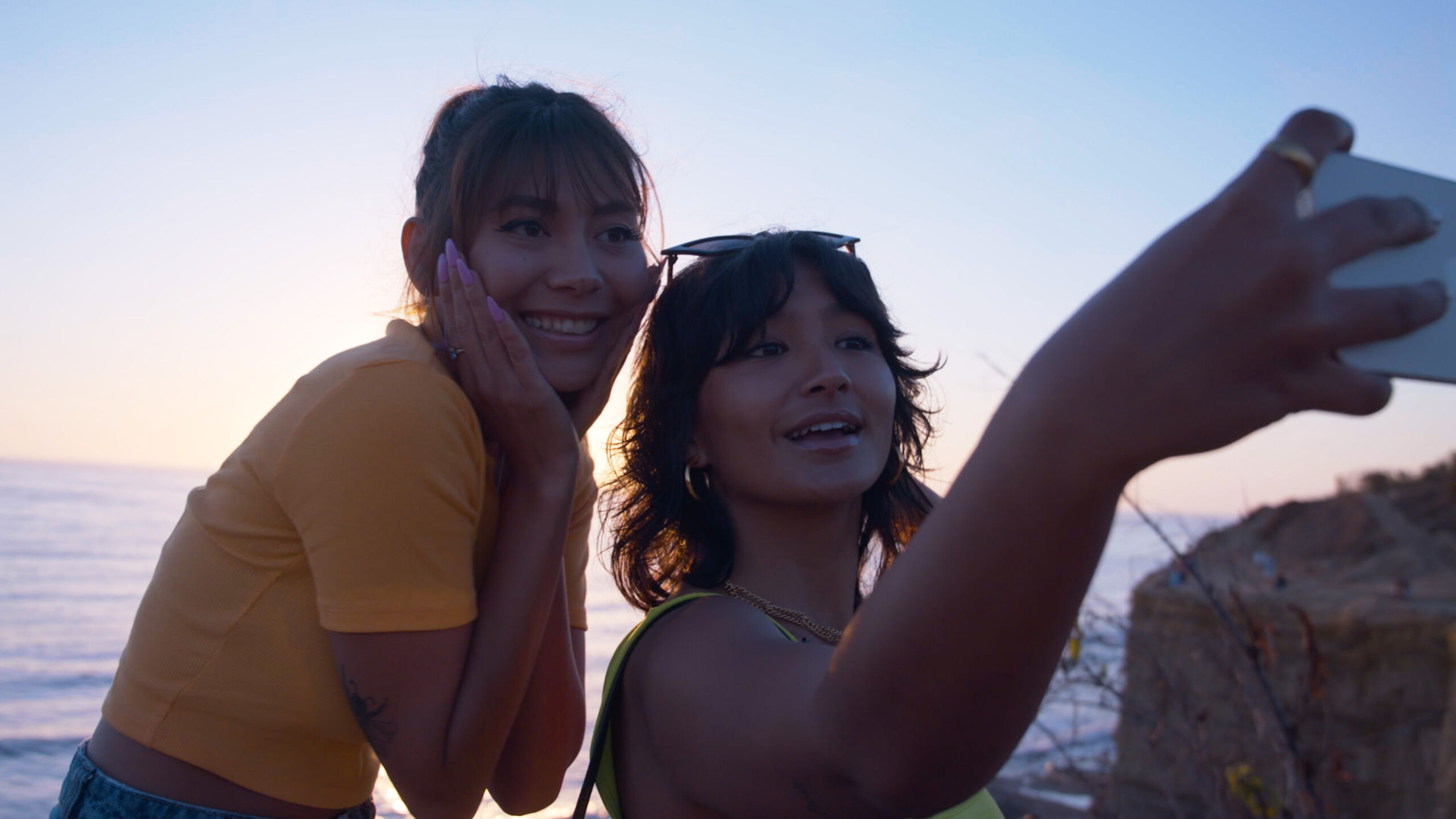TikTok Influencer Deja Foxx and her sister taking selfie in front of the ocean