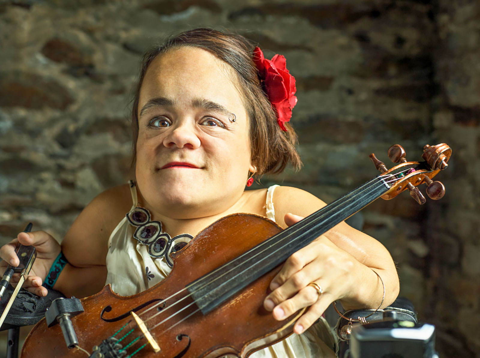 Gaelynn Lea, with violin, photo credit Paul Vienneau