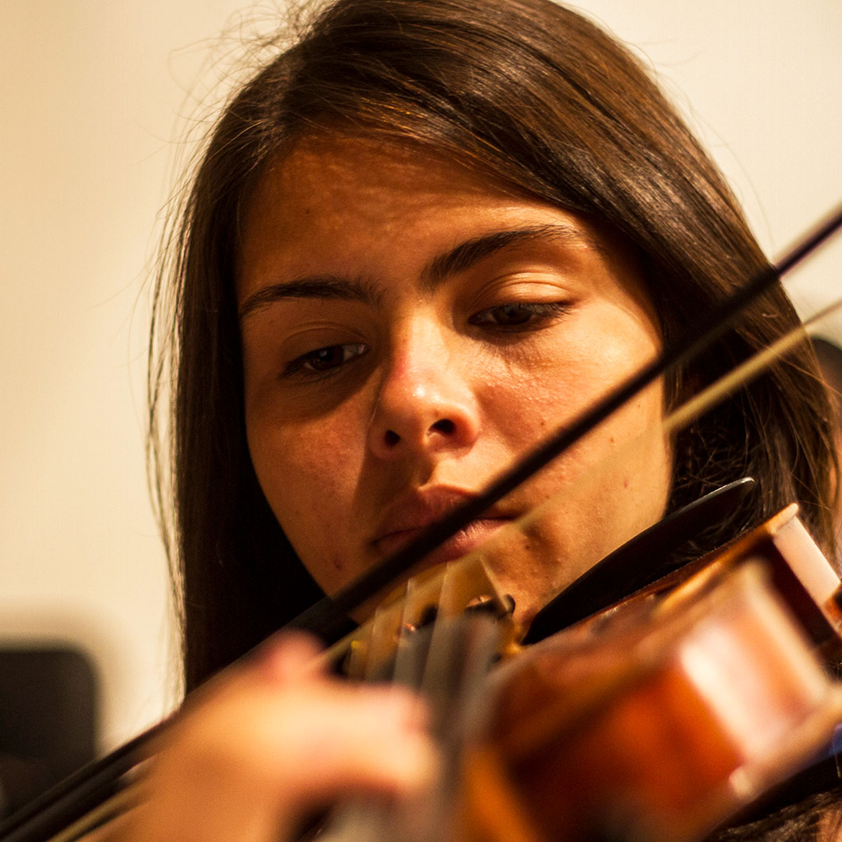 Dissandra violin rehearsal, in Children of Las Brisas. Credit: Carolina Burbano