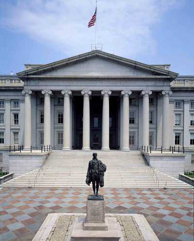 Alexander hamilton's statue in front of the Treasury Building in Washington, D.C. 1980. Courtesy: Library of Congress Hamilton - Est-Bank-statue-in-front-of-the-Treasury-Building-in-Washington-DC-LOC-1980.jpg