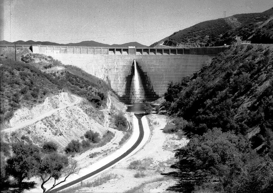 St. Francis Dam, 1928. Wikimedia Flood-Dam-St._Francis_dam.jpg