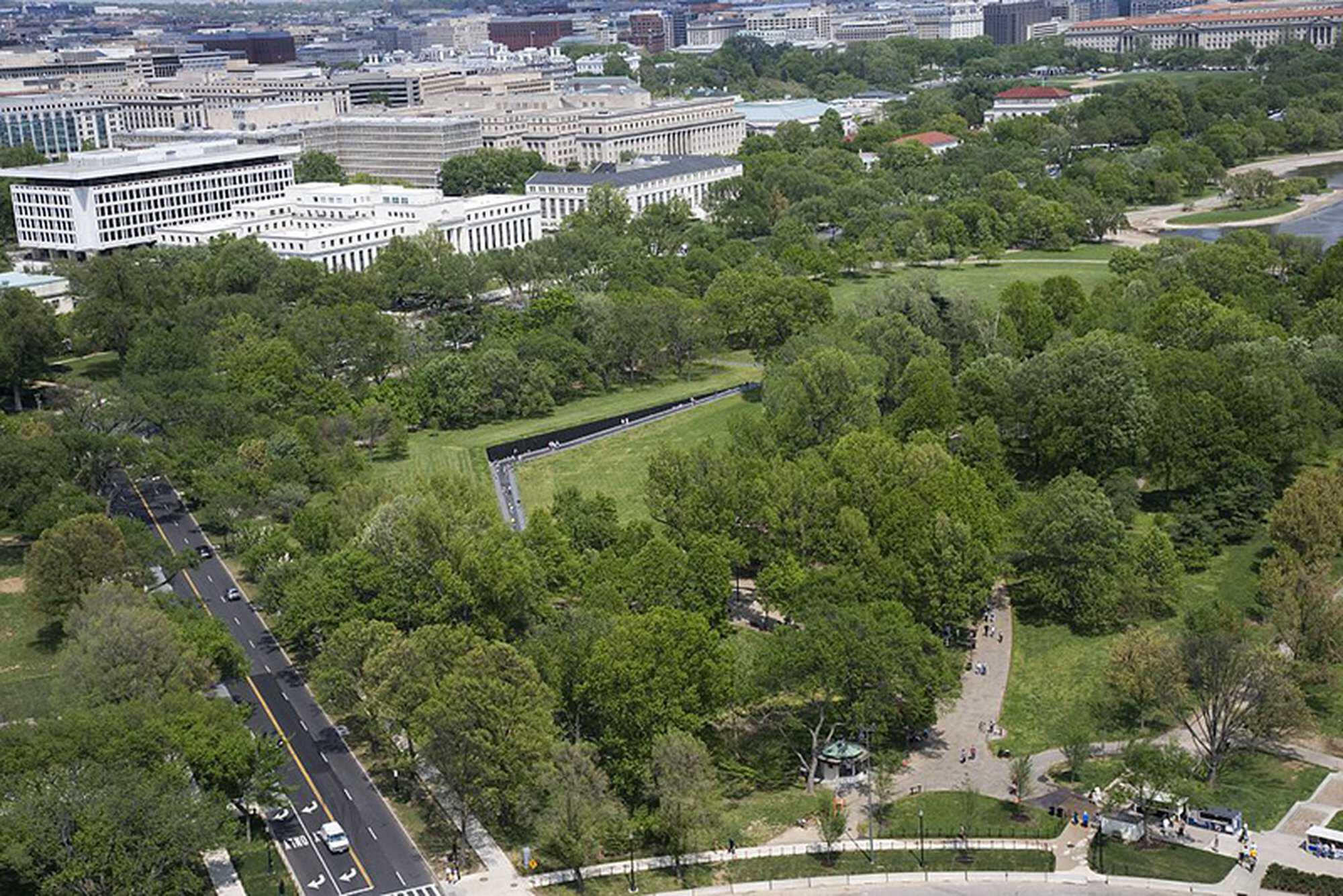 Aerial view of the Vietnam War Memorial, Washington, D.C. 2007, Courtesy: Library of Congress Vietnam War memorial 800.jpg