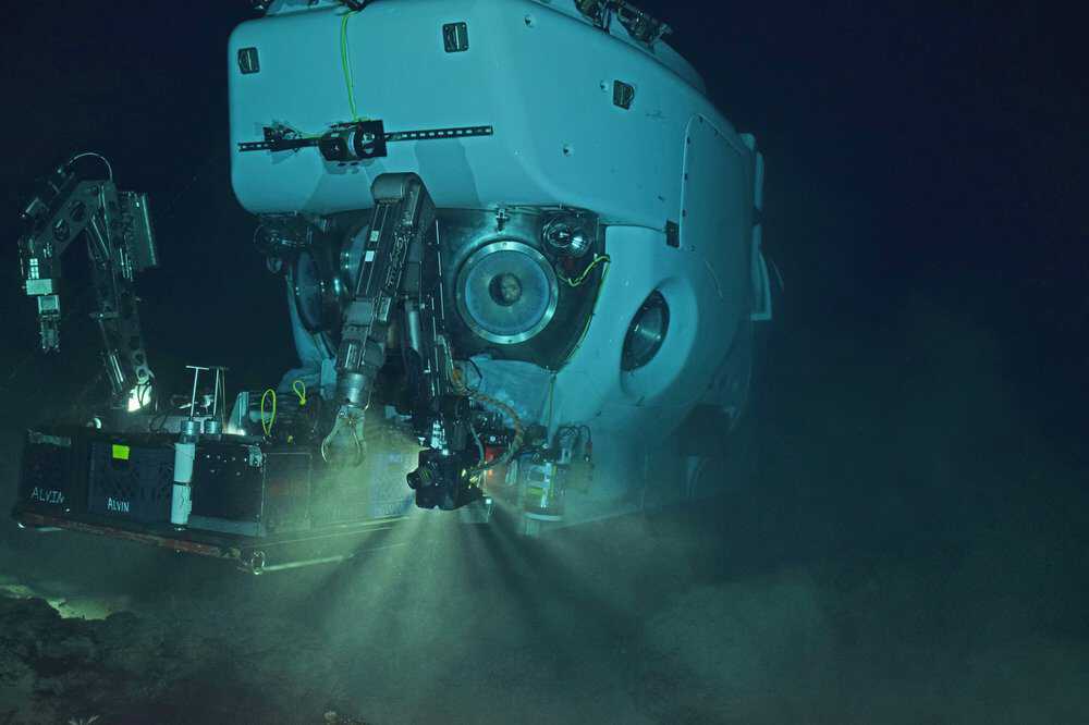 The submersible Alvin about 8,500 feet down, studying seafloor volcanoes and eruptions. (c) Woods Hole Oceanographic Institution with thanks to Daniel Fornari – WHOI-MISO Facility (www.whoi.edu/miso) and National Science Foundation Sealab-scientist-1.jpg