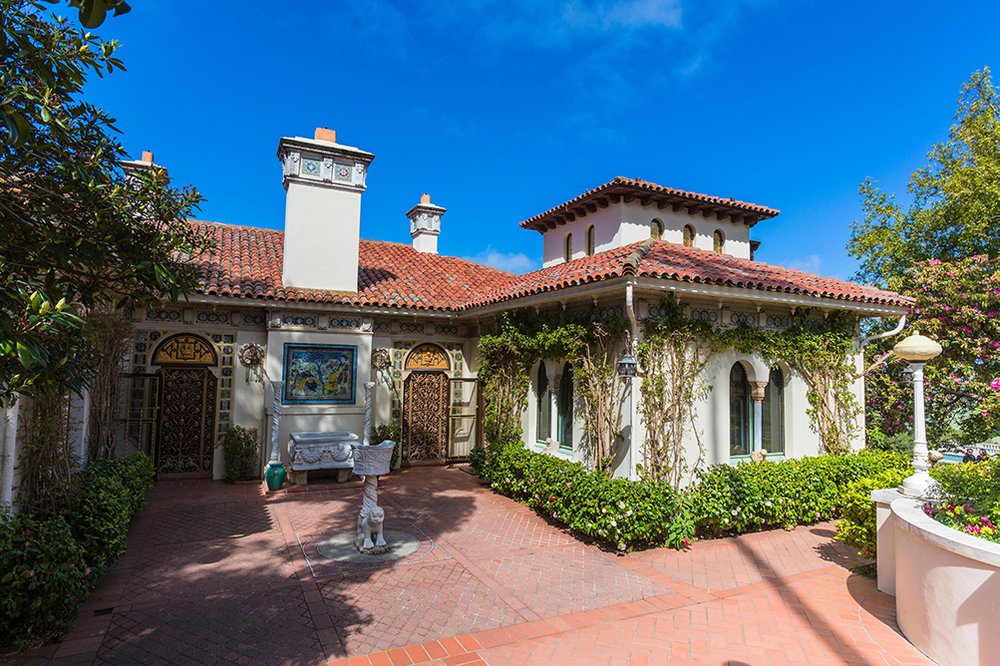 Casa del Sol on the grounds of Hearst Castle, San Simeon, California. Photo by  agefotostock / Alamy Stock Photo