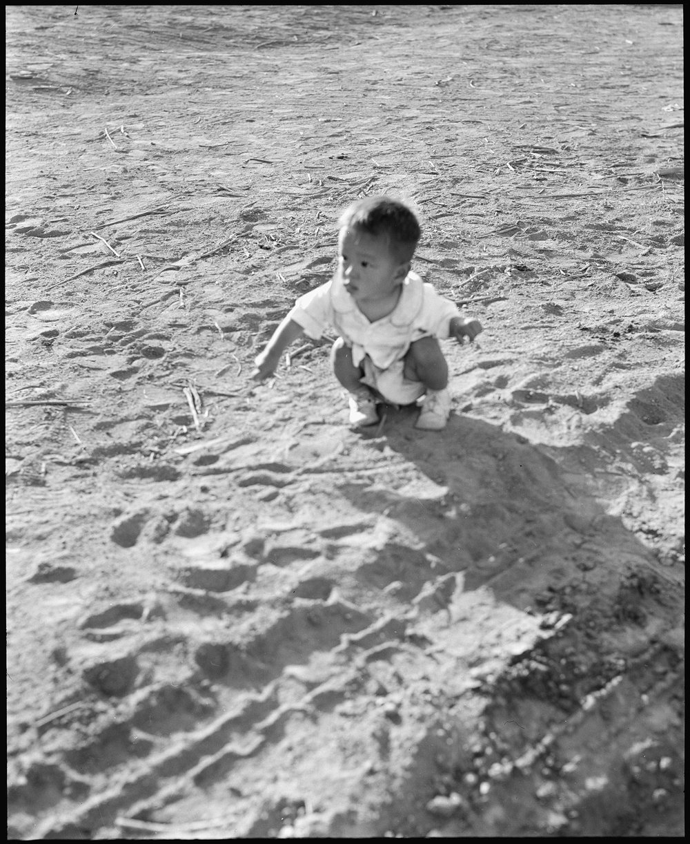 Hearst-Japa-child-sand-536105-NARA.jpg