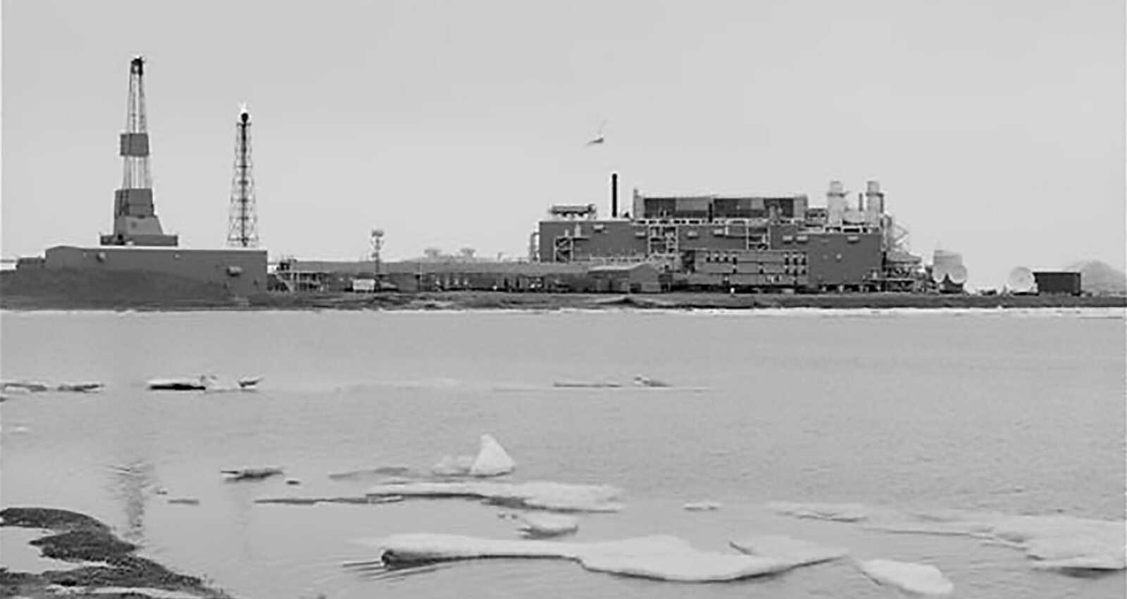 BP Facilities, Endicott Site, Prudhoe Bay, North Slope Borough, AK. Library of Congress. Pipeline-Oil-US-and-World-LOC.jpg