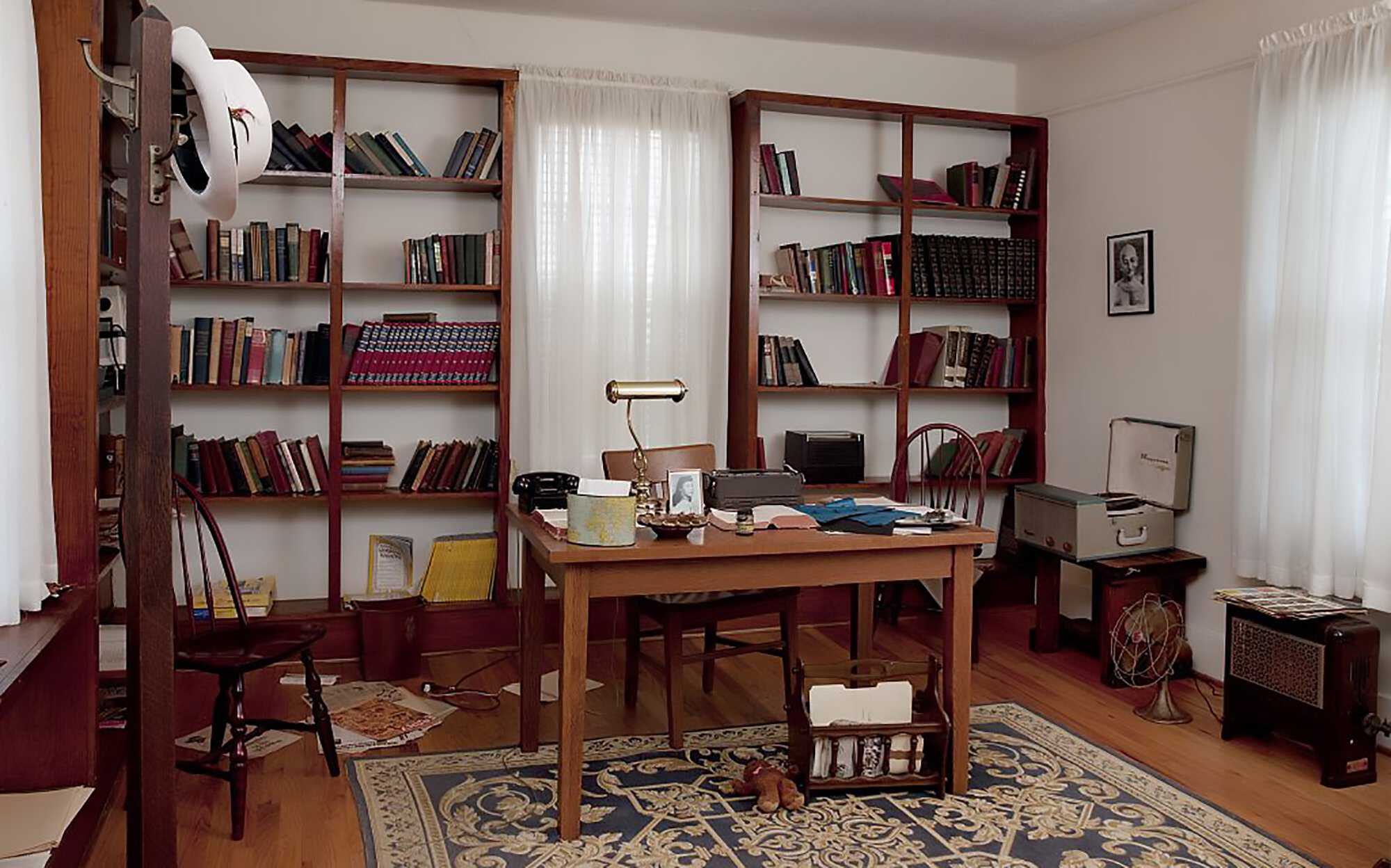 Martin Luther King's study, Dexter Parsonage Museum, Montgomery, Alabama. Library of Congress King-bookshelf-Martin-Luther-King's-study,-Dexter-Parsonage-Museum,-Montgomery,-Alabama-1946-LOC.jpg