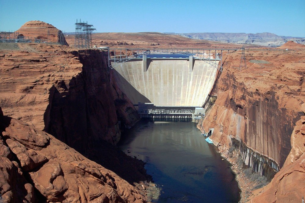 Glen Canyon Dam as seen from the south, near Page, Arizona, March 2010. Adbar, Wikipedia Flood-Dam-Glen_Canyon_Dam_and_Bridge-wiki.jpg