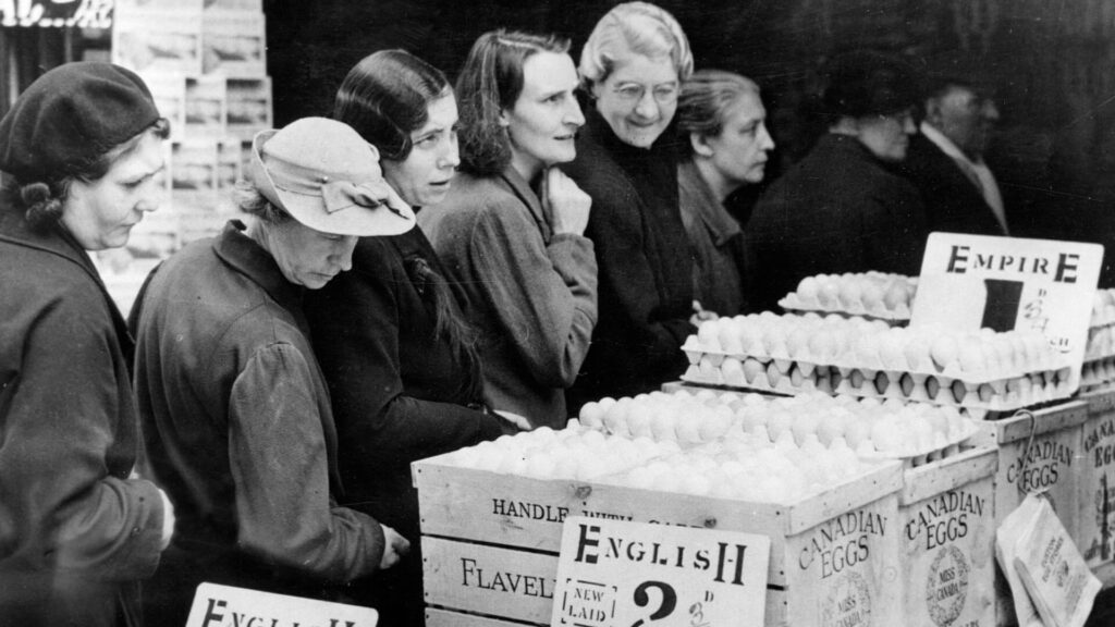 Black and white photo of British women lining up to buy eggs during WW2.