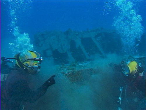 Divers with wreck