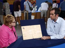 Pam and appraiser Gary Piattoni discussed her father’s collection of signatures in 2010 in Miami.